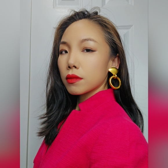 Elegant Gold Tone Statement Earrings Clip On Earrings - Picture 5 of 15